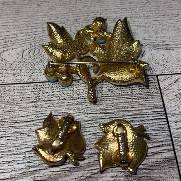 Signed Sarah Coventry Enamel gold tone w/ Light blue beads: brooch & Earrings - Picture 4 of 7